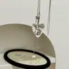 Novo design de nicho estilo coreano versátil único colar com pingente de urso transparente em formato de coração corrente de suéter simples retrô para mulheres