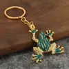 Lanzamiento en caliente, nuevo accesorio de llavero de coche de rana con incrustaciones de diamantes de moda, llavero creativo de animal rana