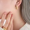 Marca Estilo francés lujo ligero retro estilo corte Aretes de cuentas con incrustaciones en forma de doble J aretes de acero titanio para niñas
