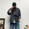 Camisa Jeans Listrada Solta Estilo Retrô Americano de Manga Longa para Homens, Tendência Casual Versátil para Primavera e Outono