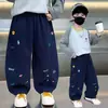 Calça Infantil Estampada de Foice Outono 2026 Novo Estilo de Outono Moda Bebê Celebridade da Internet Calças Casuais Modernas Calças de Menino