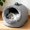 Cama cálida y acogedora para gatos para un sueño profundo, diseño de piel sintética, con asas, forro de felpa, base antideslizante, gruesa y segura, perfecta para gatos