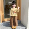 Conjunto de encaje de dibujos animados de otoño estilo coreano para niñas, nuevo modelo 2026, casual de campus, dos piezas, ropa infantil, moda al por mayor