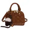 Bolso con Concha Texturizada y Monograma en Relieve Transfronterizo 2025 Nuevo Bolso de Mano con Cadena para Mujer Bolso Cruzado de Hombro con Tachuelas Retro