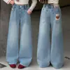 Jeans Nuevos de Primavera 2026 para Niñas, Modernos y Versátiles, Pantalones de Pierna Ancha Bordados de Dibujos Animados para Niños Mayores, de Moda