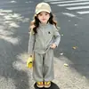 Conjunto de Otoño Temprano para Niñas 2026 Nuevo Infantil Casual Deportivo Chaqueta con Cuello Alto para Bebé Niña Estilo Coreano Elegante Pantalones de Pierna Ancha Modernos