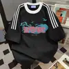 Camiseta de Manga Corta con Estampado de Letras Graffiti y Parche de Tres Rayas 2026 Verano Nuevo Vintage Versátil Top para el Trabajo