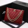 Bolso Cruzado A4 de Gran Capacidad con Patrón de Diamantes Bolso Tote Versátil Bolso de Cadena Europeo y Americano Bolso de Mano Retro Vintage Europeo y Americano