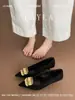 Tacones altos de tacón de gatito para mujer que no cansan los pies, nuevo estilo primavera/otoño 2025, versátiles y elegantes, zapatos de tacón de aguja de ante negro con punta fina