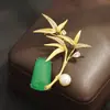 Nuevo Elegante Broche de Jade Verde y Oro con Bambú, Lujoso y Refinado Acabado Cepillado, Pin de Perla con Hoja de Bambú, Simbolizando Progreso Continuo, para Mujeres