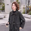 Nova linha de agasalhos de outono e inverno para mães, projetada para figuras petite, com corte chique e que afina a silhueta, disponível em tamanhos grandes e versátil para vários looks.