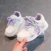 Tênis infantil de cano baixo, respirável e confortável, com sola grossa e resistente ao desgaste, sapatos casuais para alunos do ensino fundamental, tênis esportivos para meninos e meninas, sapatos brancos com desenho