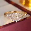 Anillo con Forma de Hoja de Personalidad Europea y Americana Venta Caliente Transfronteriza Lujo Ligero Diseño de Nicho Incrustado de Circonita Versátil Temperamento Anillo de Dedo de Moda