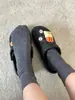 Los calcetines favoritos del otoño - combinados con calcetines de algodón de fibra larga ligeros de 40 hilos hasta la mitad de la pantorrilla en estilo retro gris de Birkenstock para el postparto