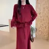 Conjunto feminino de duas peças estilo coreano novo para o início do outono, novo estilo outono e inverno, conjunto de suéter com punho de laço vazado e saia