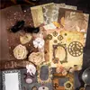 Materiales DIY para hacer bolsos lindos, incluyendo cinta adhesiva, materiales de relleno, artículos decorativos y accesorios para bolsos con temática de anime.