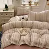 Conjunto de Cuatro Piezas de Gasa Ligera Gris Claro con Corazones, Botones, Doble Capa, Sencillo Otoño/Invierno, Espesado, Juego de Tres Piezas para Sábana de Cama y Funda Nórdica de Dormitorio