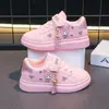 Tênis de Skate Novos para Meninas Primavera/Outono 2025 Kuromi Desenho Animado Velcro Tênis Brancos Solado Macio Tênis Esportivos Infantis Em Estoque