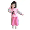 Colección moderna de primavera y otoño para niñas pequeñas: sudaderas y pantalones de chándal elegantes, con diseños únicos, estampados de dibujos animados y rayas de colores - un conjunto de dos piezas