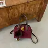 Nova bolsa de ombro elegante e versátil de 2026, uma bolsa de mão fosca de alta qualidade e nicho, bolsa de axila e bolsa transversal