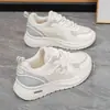 Zapatos de papá versátiles de estilo coreano con suela gruesa, nuevo modelo otoño 2026, zapatillas deportivas de malla transpirable para mujer, zapatillas casuales para correr que aumentan la altura