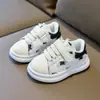 Zapatillas blancas nuevas de moda para niños 2026 primavera/otoño versión coreana para niños y niñas mayores, versátiles zapatos casuales para deportes al aire libre