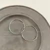 Minimalismo ~ Argola de Orelha Redonda de Metal Prateado Brincos Tendência Femininos Estilo Frio Ins Brincos Distintos Versáteis Brincos de Moda Coreana