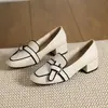 Zapatos de Cuero Pequeños de Moda Nueva para Primavera y Otoño 2026 con Tacón Grueso, Punta Cuadrada, Versátiles Retro, Estilo Británico Inspirado en Chanel, Piel Suave, Grulla de Almohada Blanca