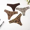 Ropa interior sexy de estampado de leopardo europeo y americano para mujer, sin entrepierna, cómoda, de seda helada, sin costuras, transpirable, de cintura baja, adhesiva para mujer temu