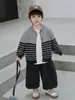 Conjunto de Cardigan de Tricô de Três Peças para Meninos Primavera e Outono, Roupa Estilosa e Moderna Infantil Estilo Coreano, Roupas da Moda para Meninos Jovens