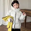 Jaqueta de plumas infantil 2026 novo estilo curto de inverno para meninos e meninas, tripla proteção espessada, corte solto, moderna