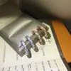 Brincos de frítila branca entre brocas versão alta Baojia osso de cobra moda luxo espírito brincos de cobra fábrica direta em estoque fornecimento