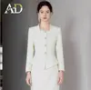 Traje de dama de la rica familia AD de color blanco cremoso de seda brillante mezclada estilo Chanel para usar en el foro Traje de negocios elegante Invierno