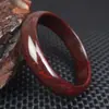 Venta al por mayor de fábrica pulsera ancha de piedra de sangre de pollo roca de cuarzo jade para mujer tira plana pulsera de jade rojo suministro en vivo