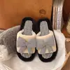 Chinelos de casa com laço xadrez de pelúcia e sola reta 2026 outono e inverno novos chinelos casuais antiderrapantes para mulheres
