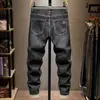 Jeans de mezclilla lavada de alta gama para hombre, moda de moda versátil otoño 2026, pantalones elásticos de pierna recta ajustada
