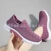 Liquidación de zapatos de tela de Pekín, zapatos transpirables para mamá, zapatos casuales vintage TK de venta caliente transfronteriza, zapatos de malla para mujer con suela suave, antideslizantes, de verano