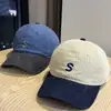 Gorra de Béisbol de Pana Japonesa para Otoño e Invierno, Casual Versátil con Letra S, Visera Suave, Superficie Cepillada que Hace que el Rostro Parezca Más Pequeño, Gorra Tipo Pato, Marca de Moda para Hombre
