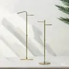 Estante de exhibición de piso de acero inoxidable para tiendas de ropa, perchero colgante plateado para tiendas de ropa para hombres y mujeres