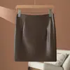 Nova Saia de Couro Haining Outono/Inverno 2026 para Mulheres, Saia Lápis de Pele de Ovelha Emagrecedora de Cintura Alta, Meia Saia Elegante e Sexy