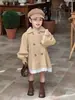 Chegada Nova Outono 2026 Estilo Coreano Roupas Infantis Casaco Trench Coat Feminino de Comprimento Médio com Acabamento em Renda e Laço nas Costas em Estilo Britânico