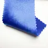 Tejido de satén elástico, grueso y brillante con una caída suave, que presenta un efecto reluciente de seda artificial, adecuado para disfraces de baile y ropa formal.