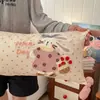Almofada Longa de Algodão Duplo Gaze Listrado Fofa e Adorável para Dormir de Lado, Espaçador de Pernas, Abraço, Almofada Longa Boneca para Meninas, Almofada 100% Algodão