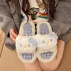 Pantufas de algodão fofas do gato KT para uso doméstico, pantufas de algodão pelúcia femininas, sapatos quentes masculinos, sapatos pós-parto, chinelos slip-on femininos