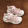 Sandalias deportivas para niñas con puntera cerrada y diseño hueco, nuevos zapatos infantiles primavera-verano 2026, zapatos de playa para niños, zapatos para vadear para niños