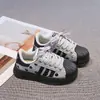 Zapatos Dexun Suaves para Niñas 2026 Primavera/Verano Nuevos Zapatos Casuales Versátiles de Moda para Niños Mayores, Tenis con Forma de Concha