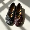 Novo Outono 2026 Sapatos Planos Mary Jane Vintage com Rebites e Tiras Cruzadas Sapatilhas Slip-On para o Dia a Dia para Mulheres