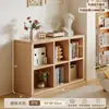 Estante de Armazenamento de Chão com Estrutura de Madeira Maciça Estante de Livros Combinação de Armário de Armazenamento Estilo Natural Madeira Creme para Sala de Estar Armário Baixo para Janela de Canto