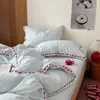 Popular en Xiaohongshu: Conjunto de cuatro piezas de algodón lavado dulce y femenino con ribete de encaje rojo calado, juego de ropa de cama de tres piezas para estudiante