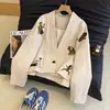 Elegante Chaqueta Bordada de Cuello en V para Mujer, Nuevo Estilo Otoño 2025, Talla Grande Ajuste Holgado Chaqueta Corta Top